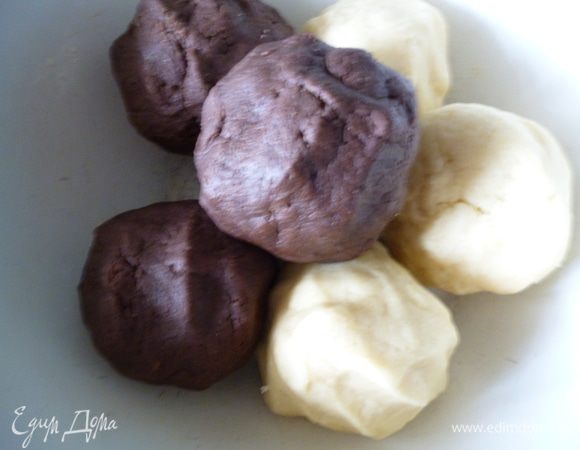 Теперь вымесим каждое тесто до однородной гладкой консистенции.Делим тесто на шарики,накроем пленкой и отправим в морозилку на 1час.