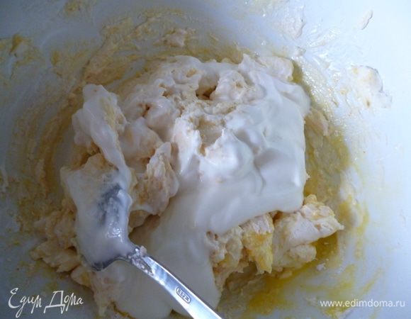 Приготовим начинку.Сырковую массу смешаем с 2ложками сметаны и одним яйцом,добавим пакетик ванильного пудинга в порошке.