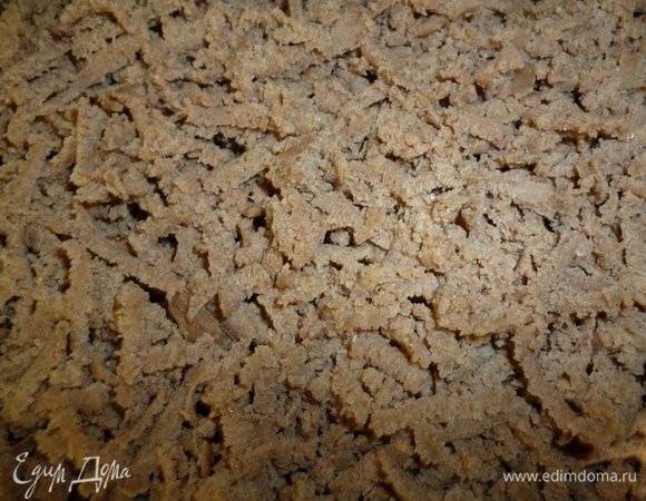 Противень выстелить бумагой для выпечки,смазать маслом.Достаем темное тесто из морозильника и натираем его прямо на противень на крупной терке.Равномерно распределяем тесто,делаем небольшой бортик.