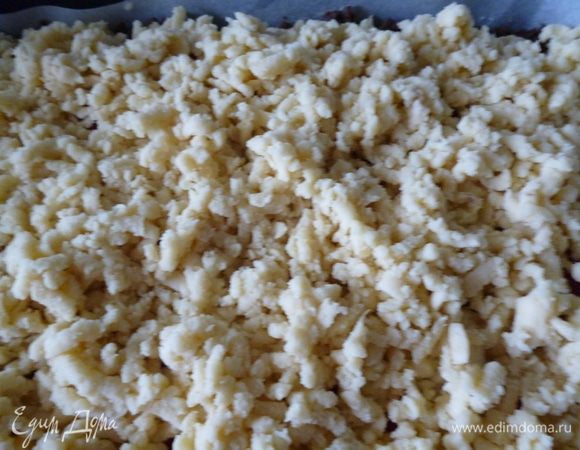 Теперь берем светлое тесто и тоже натираем его на крупной терке поверх творога и ягод.