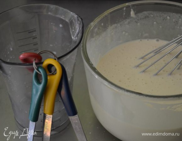 Смешать муку, сахар, пекарский порошок и соль в миске. Добавить остальные ингредиенты, взбить ручным миксером до однородной консистенции.