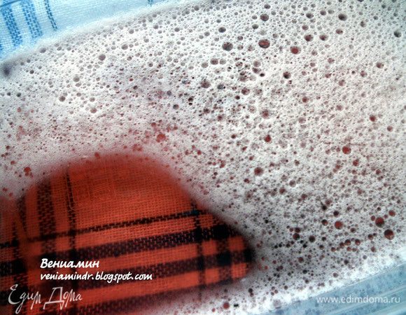 Заранее приготовить желе из игристого вина, согласно инструкции на упаковке желатина, отправить в холодильник до полного застывания, минимум на 2 часа. ***1. У меня желе с общим объемом жидкости около 350 мл, можно варьировать. 2. Частично можно заменить вино водой - будет не так концентрированно. 3. Можно дать вину постоять, пока не осядет пена, но мне кажется, что с нею интереснее. 4. Конечно же, лучше делать желе более твердым, для чего нужно уменьшить максимально возможный объем жидкости***. 