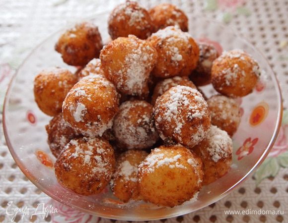 Смешайте творог, яйца, сахар, соль, соду и муку. Из полученного теста влажными руками скатайте шарики и обжарьте в разогретом масле. Готовые пончики посыпьте сахарной пудрой. Подавайте со сметаной или с вареньем. Приятного аппетита!