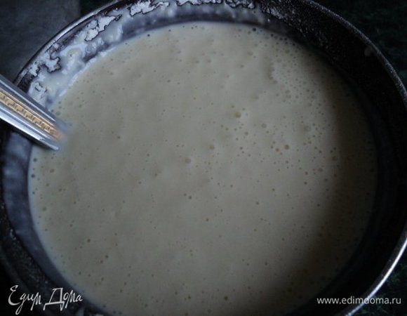 Соединить молоко ( теплое), кефир, добавить сахар, соль, яйца и хорошо размешать венчиком или миксером. Добавить постепенно муку, постоянно взбивая, что бы тесто по густоте было как жидкая сметана. Добавить растительное масло, размешать и дать тесту постоять 20мин.