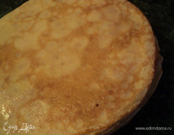 Испечь тонкие блинчики.