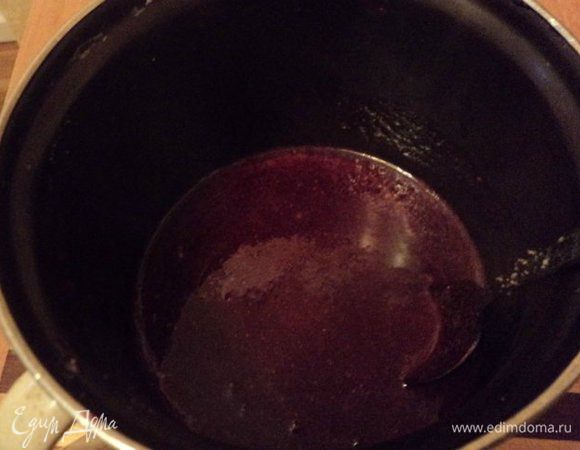 Клубнику разморозить, измельчить в блендере и протереть через сито. В клубничное пюре добавить сахар и прокипятить 2-3 мин, снять с огня, добавить быстрорастворимый желатин, размешать до его растворения. Охладить массу до легкого желирования.