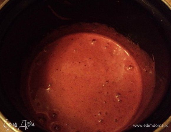 Взбить ягодную массу миксером до побеления и желирования.