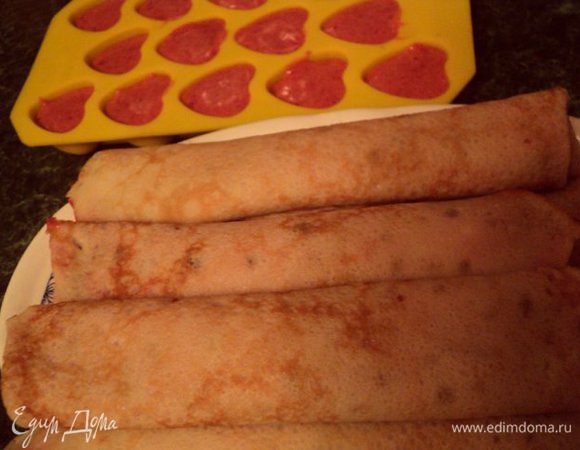 Свернуть рулетом, выложить на блюд, накрыть пищевой пленкой и оставить до полного желирования. Оставшееся желе разлить по формочкам.