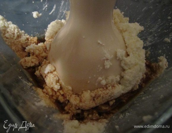 Творог взбиваем блендером...
Я кофе варю натуральный(варю в гейзерной турке...я не хотела чтобы гуща от кофе была в десерте)..можно вообще обойтись растворимым кофе..если добавляю сахар, то растворяю его в кофе.. добавляем по ложке в творожную массу
и хорошо взбиваем блендером....
до воздушного состояния творога...