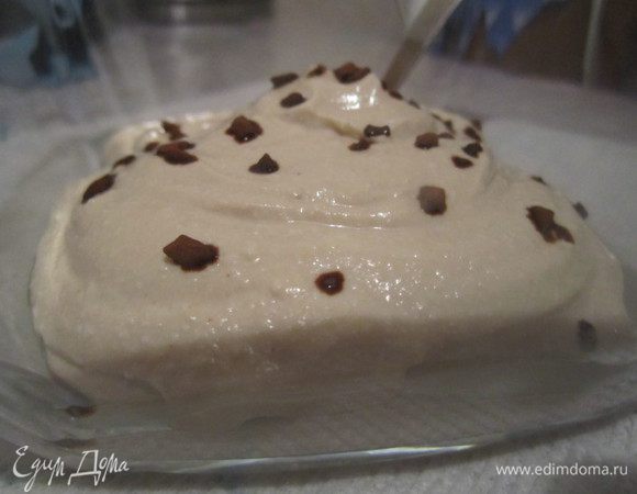 разложите в креманки...
можно конечно положить в холодильник на час...но мне очень хотелось ...
я для красоты-посыпала растворимым кофе...
получаем удовольствие !