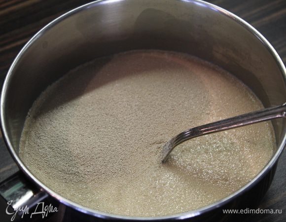 Растворить в теплом молоке дрожжи,сахар и соль...