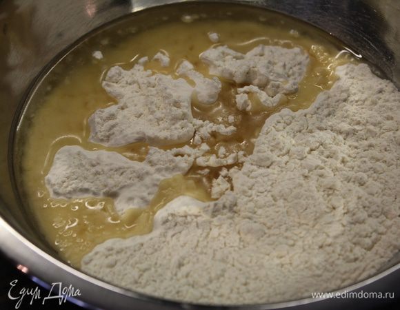 В муку добавить масло (у меня растительное)...