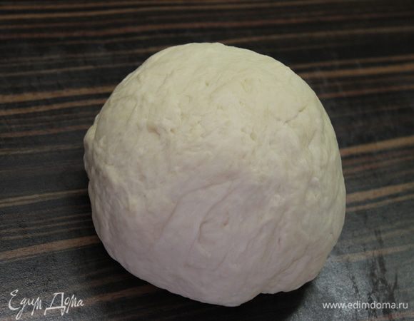 Добавить теплое молоко с растворенными дрожжами,сахаром и солью...Замесить тесто в течении 3 минут до однородности. Тесто станет эластичным и не будет липнуть к рукам...