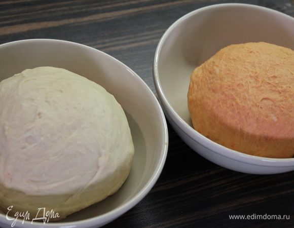 Разделить тесто на две части и в одну вмешать томатную пасту (добавив 3 щепотки муки,чтобы не клеилось к рукам).. Поставить в теплое место для подъема на 2 часа!