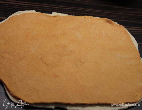 Каждую часть теста раскатать в прямоугольник (квадрат) и сложить друг на друга....