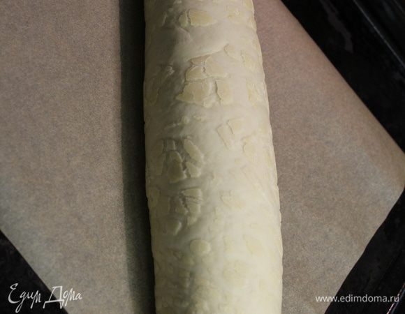 Завернуть рулетом...либо,как вариант, с обеих сторон рулетом навстречу друг другу к центру) или...ваша фантазия)..Переложить на противень на пергаментную бумагу. Дать подойти еще 1 час в теплом месте!