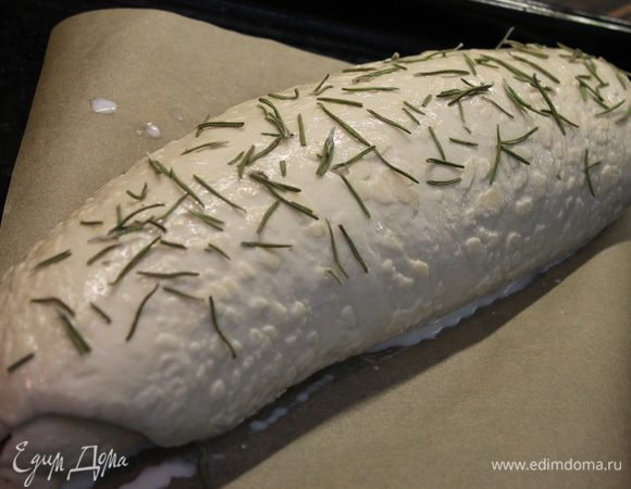 Смазать обильно сверху молоком и посыпать травами...Выпекать 30 минут в разогретой духовке до 180 градусов.