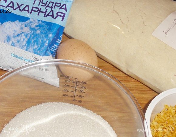 Если у вас нет миндальной муки, то ничего страшного. Миндаль ошпарить, почистить и смолоть так, как указано здесь: http://www.edimdoma.ru/recipes/33068