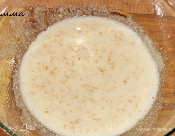 Снять цедру с апельсина с помощью терки. Яйцо взбить вилкой с сахаром и цедрой.