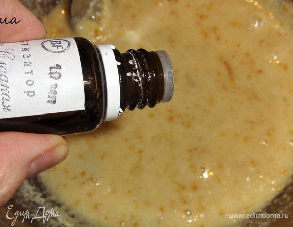 Всыпать часть миндальной муки и добавить эссенцию.