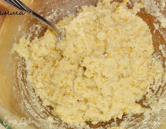 Все перемешать и всыпать оставшуюся муку. Количество миндальной муки будет еще зависеть от размера яйца.
Должна предупредить, что тесто будет липким и похожим на густую кашу.
