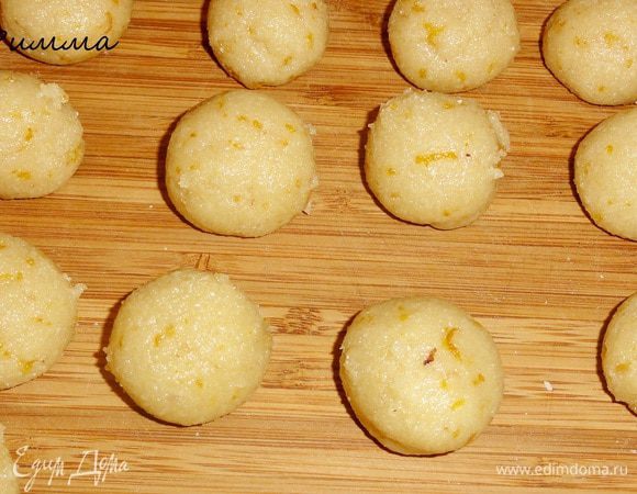 Чайной ложкой набрать тесто и руками сформовать маленькие шарики, размером чуть меньше грецкого ореха.