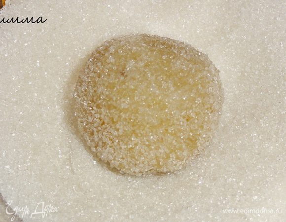 В одну мисочку насыпать сахар, а в другую сахарную пудру. Вы можете сделать печенье с посыпкой и без нее. Часть печенья обваляйте только в сахаре.