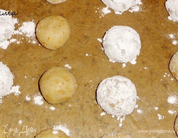 А третью часть можете оставить без посыпки. На противень постелить бумагу для выпечки и выложить наши шарики на расстоянии друг от друга.
Выпекать в разогретой до 170 градусов духовке 15-18 минут.