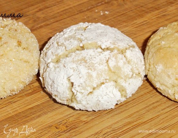 Остужать печенье лучше на решетке(если у вас есть мелкая). 
С корочкой, но мягкое (не сырое!)внутри, ароматное и красивое...оно не оставит вас и ваших друзей равнодушным)