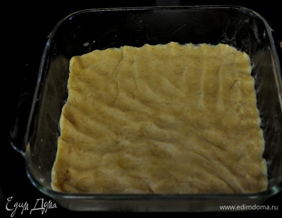 Разогреть духовку до 180гр.Смазать квадратную форму.Сливоч. масло, сахар смешать в большом блюде. Добавить яйцо и ванилин, взбить все вместе хорошо.Смешать отдельно муку с крошкой печенья,добавить соль и разрыхлитель.Добавить масляную смесь и все перемешать.
Половину теста выложить на форму, придавливая.Поставить в духовку на 15мин.