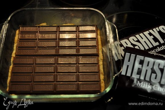 Положить сверху готового бисквита шоколад,можно поломать, если нужно полностью закрывая поверхность.