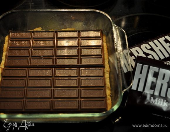 Положить сверху готового бисквита шоколад,можно поломать, если нужно полностью закрывая поверхность.