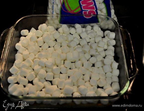 Сверху шоколада выложить маршмэллоу.