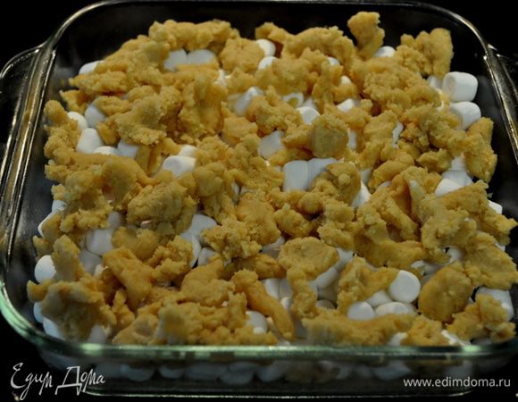 Затем оставшееся тесто разложить поверх маршмэллоу.И выпекать еще 15мин.или до золотистого цвета. Остудить полностью  и разрезать на 16кусочков. 