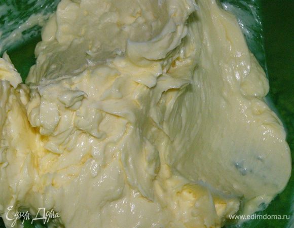 Смешаем яйца, ванильный сахар и соль, добавим сливочное масло и размешаем до однородной консистенции