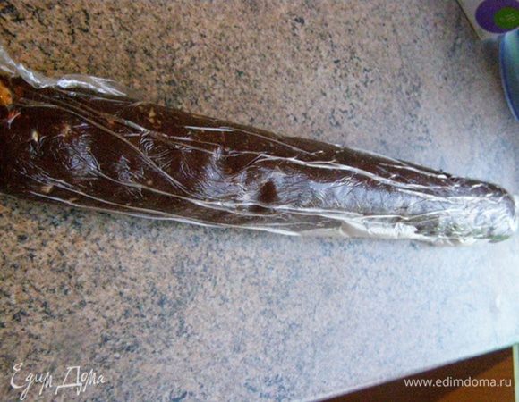 Скатаем в колбаску и положим в холодильник до полного затвердения