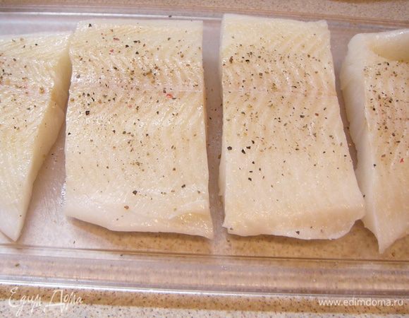 Подготовить рыбу:  филе помыть, просушить,  порезать на порционные кусочки. Посолить и поперчить.