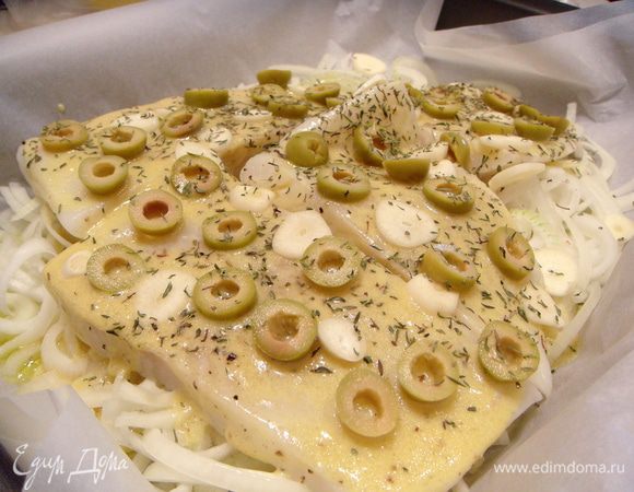 Затем выложить рыбу. Полить маринадом и украсить порезанными кружочками оливками и чесноком. Посыпать тимьяном. Лучше, конечно, положить несколько веточек тимьяна, но у меня был только сушеный.