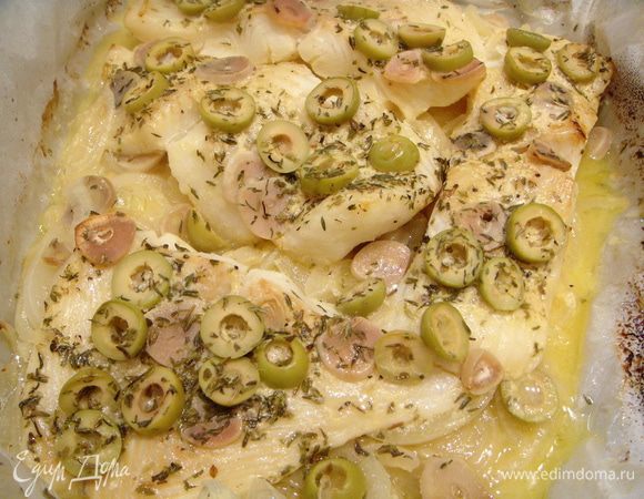 Завернуть пергамент, выложить на противень и запекать в разогретой до 200 градусов духовке 30 минут.