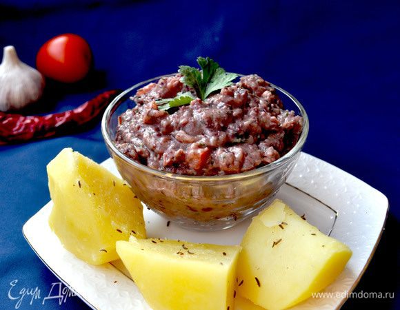 Фасолевый дип:
В блендере или комбайне смолоть фасоль(жидкость предварительно слить)с 1 помидором,соком лайма,измелчённой кинзой и чесноком до однородности.Переложить в миску,добавить зиру,соль,перец,оставшийся помидор без семян и мелко нарезанный,а так же лук нарезанный мелкими кубиками.Всё перемешать,приправить если нужно,убрать в холодильник.Подавать к варёным или запечённым овощам,например к картофелю.