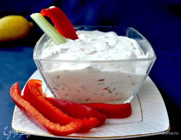 Форелевый крем-дип:
Мягкий творожный сыр выложить в чашку,добавить мелко нарезанный зелёный лук,лимонный сок и сливки,взбить с помощью миксера до однородной консистенции.Форель очиститьот кожи и костей,нарезать маленькими кусочками.Добавить форель к сырной массе,аккуратно премешать,приправить солью и перцем.Поставить в холодильник.
Подаватьсо свежими овощами,например красным перцем,сеьдереем.