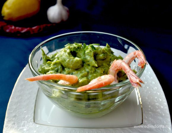 Зелёный соус из авокадо:
Авокадо очистить от кожуры и косточки,нарезать произвольно,сложить в чашку,сбрызнуть лимонным соком,петрушку и чеснок измельчить,Все ингредиенты измельчить с помощью блендера,постепенно добавляя оливковое масло,припавить бальзамическим уксусом,сахаром,солью и перцем,ещё раз взбить.Подавать такой соус к креветкам,рыбным или мясным блюдам,или к хлебцам.