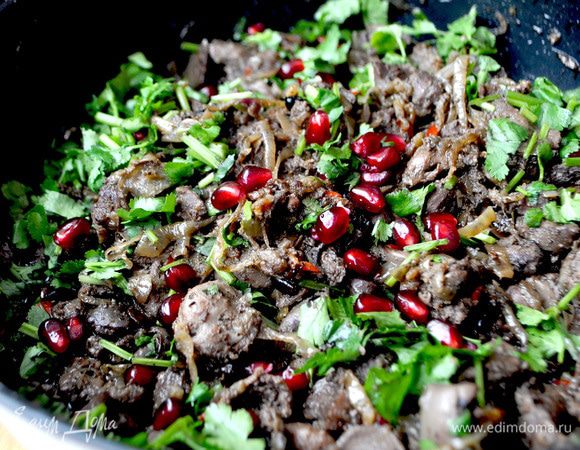 Вынуть из холодильника охлажденный гранат. Осторожно разрезать его на 4 части и вынуть зерна.Кинзу вымыть, обсушить и мелко нарезать. Готовое блюдо посыпать зернами граната и зеленью кинзы.Приятного аппетита!