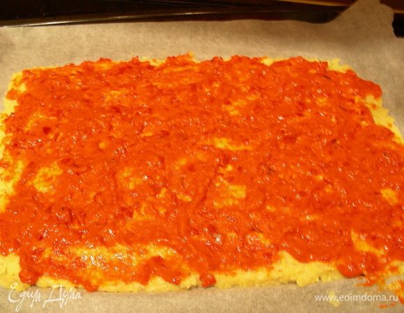 Распределяем по ней томатный соус.
