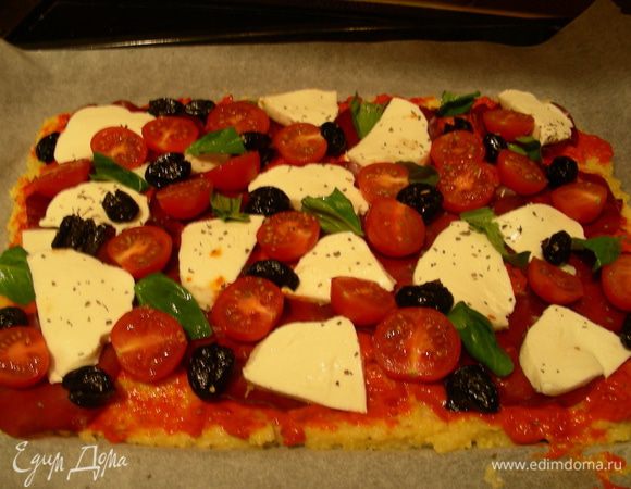 И все остальные продукты. Половину свежего базилика оставляем для украшения. Посыпаем сухим базиликом.
