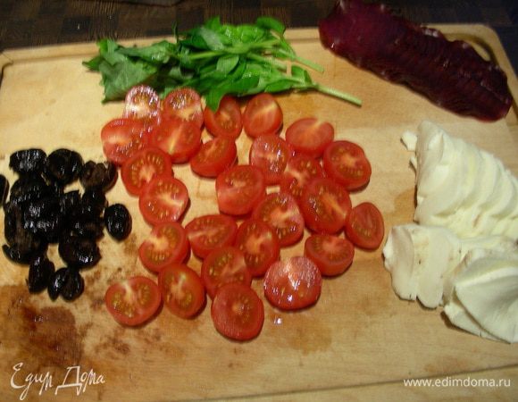 Режем моцареллу кружочками, помидоры напополам, маслины освобождаем от косточки.