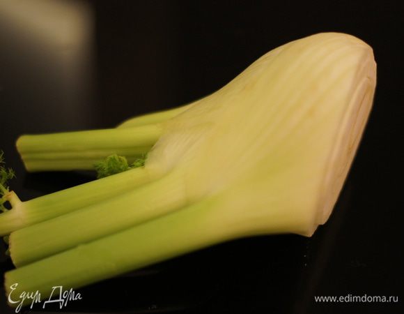 Рис промыть.Бульон заранее подогреть.
Растопить в сковороде оливковое и половину сливочного масла.Фенхель порезать полосками.Положить в масло и слегка обжарить.