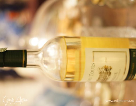 Затем высыпать в сковородку рис и тоже слегка прогреть, постоянно помешивая.Но не допускать чтобы он жарился.Как только рис прогреется , вылить туда белое вино и подождать пока оно выпарится.