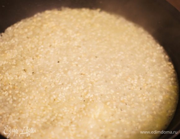 Теперь можно начинать добавлять бульон , а можно и просто вскипятить воду. Не всегда есть бульон или время на его приготовление..а кушать хочется всегда) Добавляем половник за половником.Обычно для риса достаточно 18-20 мин.Да, и не забываем посолить.