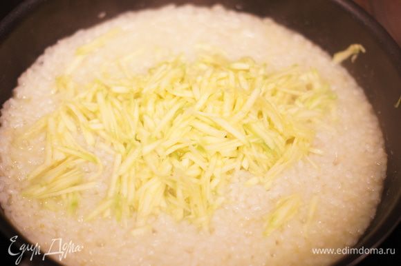 Пока рис варится, возьмем цукини( или обычный кабачок как у меня)и порежем его соломкой.Через 10 мин ( то есть приблизительно за 10 мин до окончания) добавляем цукини в наш рис.Перемешиваем.